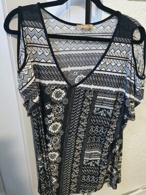 lavish vintage xl cold-shoulder black white floral top